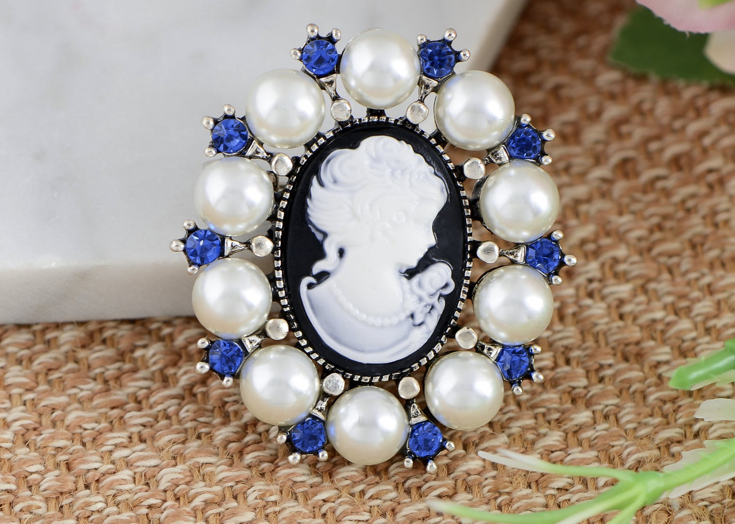 Alilang Victorian Lady Cameo Brooch Pin Faux Pearl Crystal Lapel Pin for Wedding Party