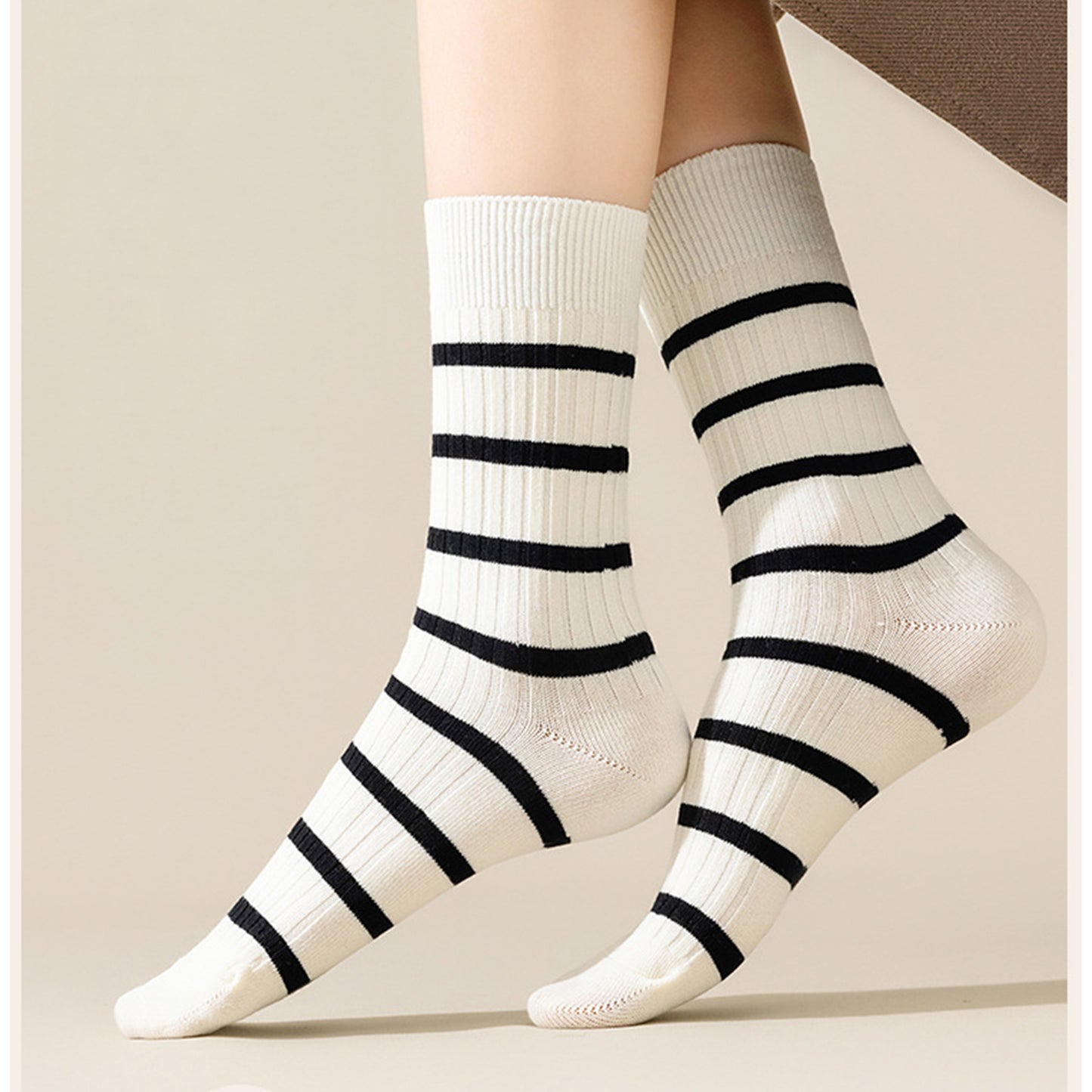 3 Pairs Women's Striped Crew Socks with Ribbed Knit Design and Anti-Pilling Cotton Blend