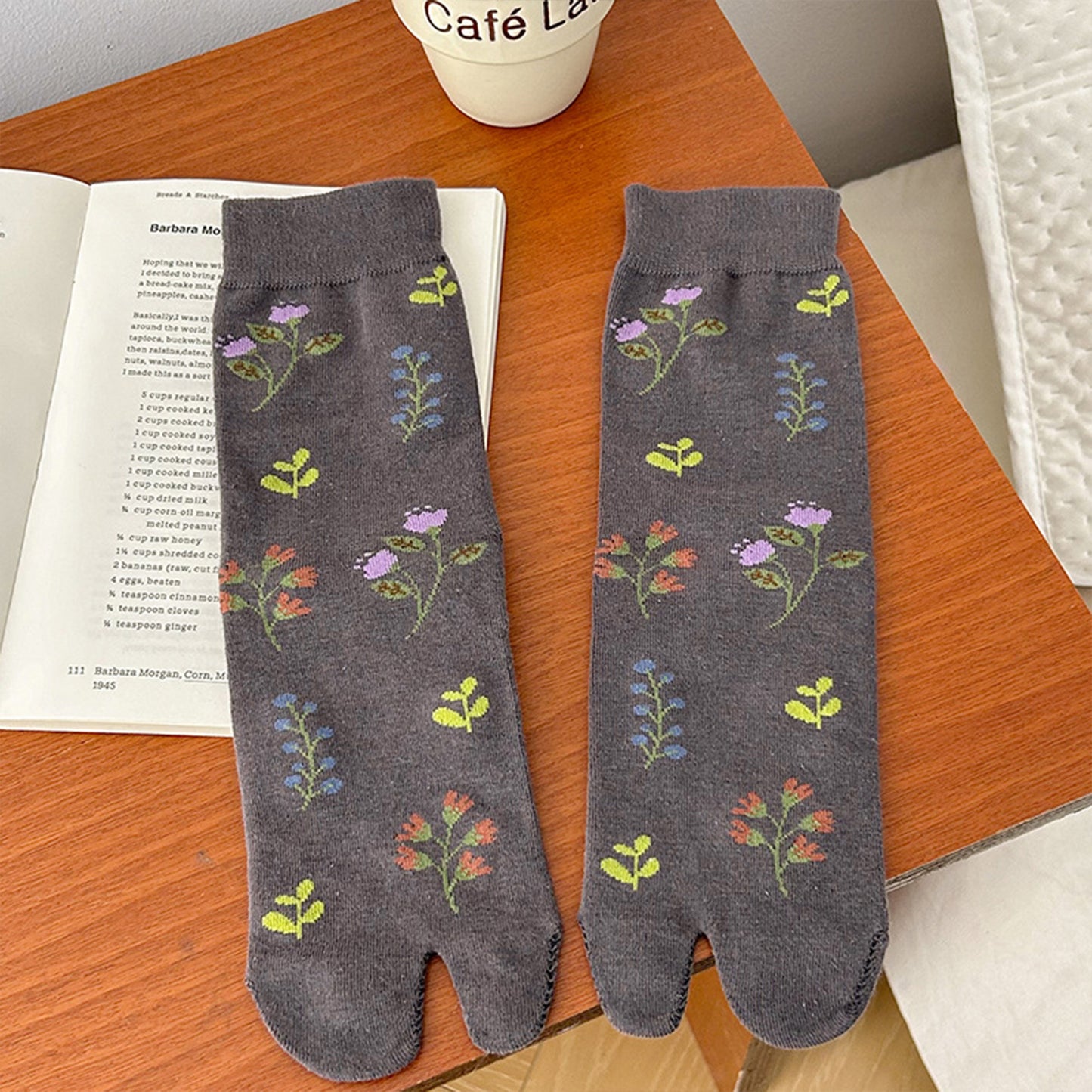 3 Pairs Floral Patterned Split-Toe Socks Soft Cotton Stretch Knit Crew Style