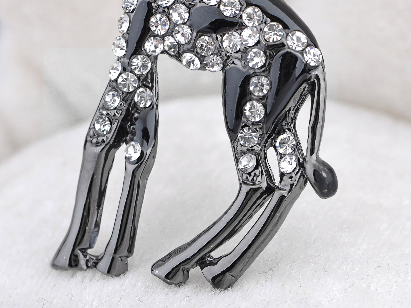 Gun Black Classic Giraffe Brooch Pin