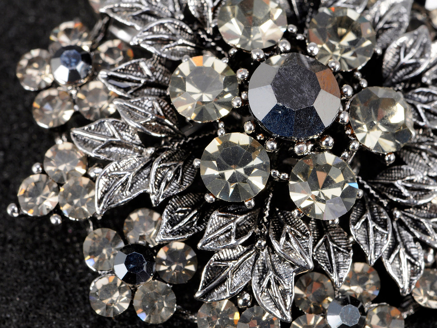 Gun Grey Floral Leaf Snowflake Wreath Crest Brooch Pin