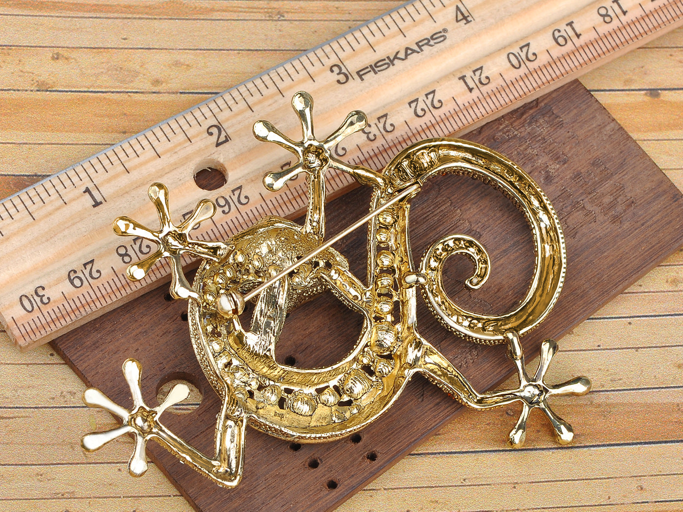 Red Ruby Gecko Lizard Reptile Animal Pin Brooch