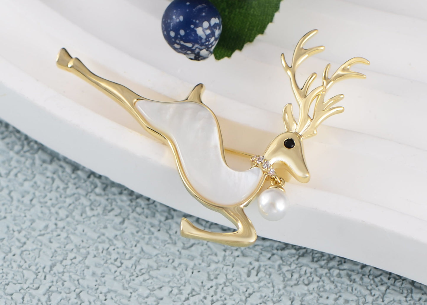 Alilang Crystal Rhinestone Pearl Natural Seashells Christmas Deer Animal Jewelry Pin Brooch Gifts For Women Teen Girls