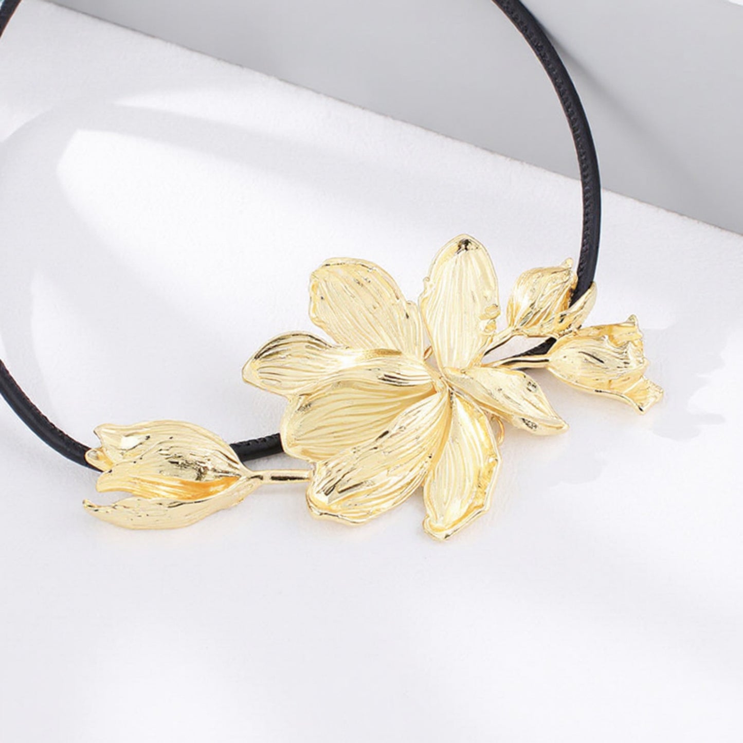 Floral Waist Belt with Sculpted Petal Design and Adjustable Elastic Band 45.5x0.6 in