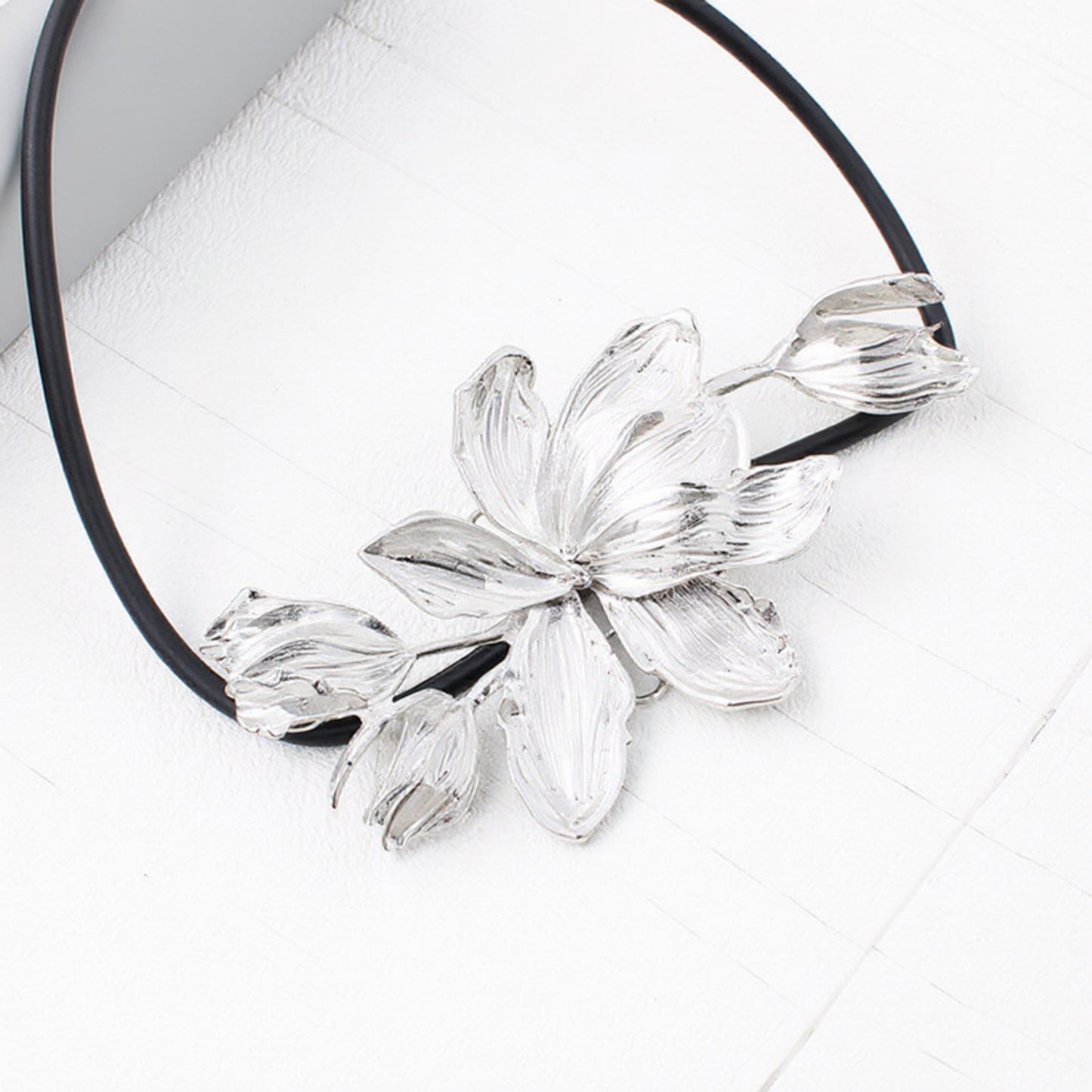 Floral Waist Belt with Sculpted Petal Design and Adjustable Elastic Band 45.5x0.6 in