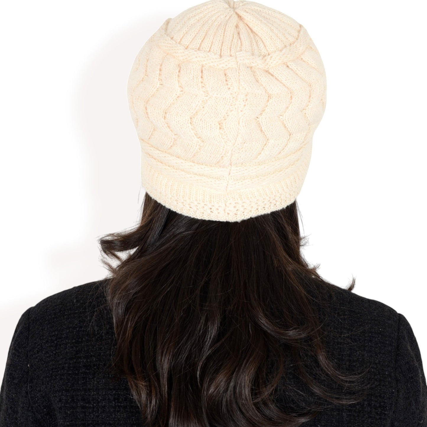 Knitted Newsboy Cap with Braided Cable Pattern and Stylish Brim Design