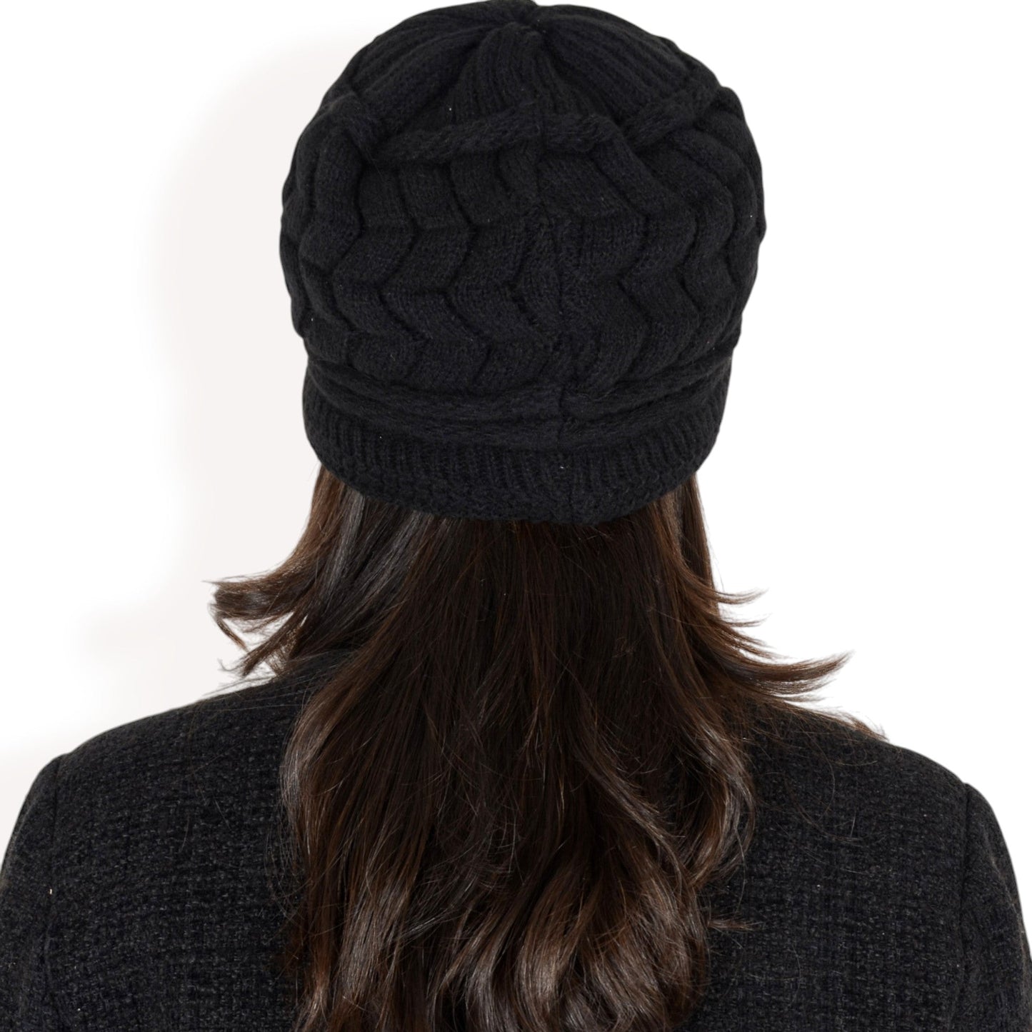 Knitted Newsboy Cap with Braided Cable Pattern and Stylish Brim Design