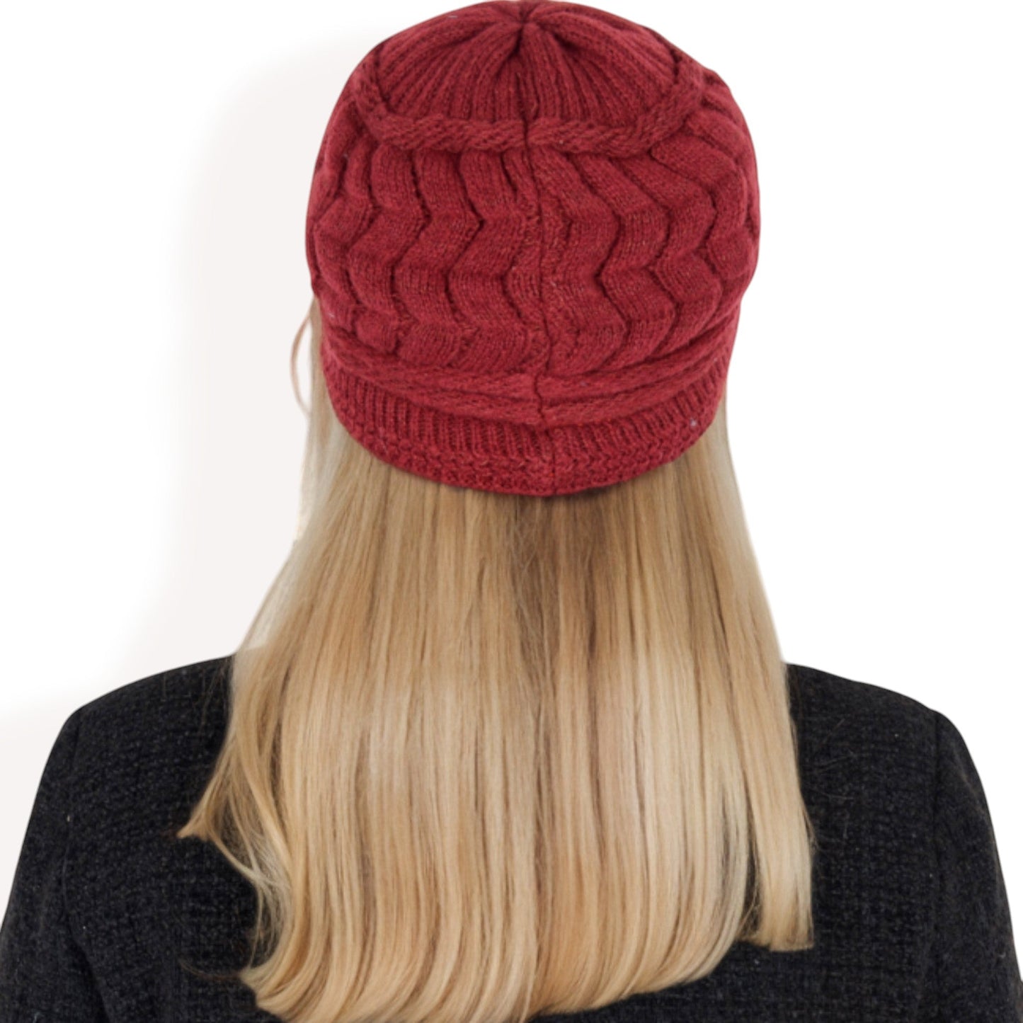 Knitted Newsboy Cap with Braided Cable Pattern and Stylish Brim Design