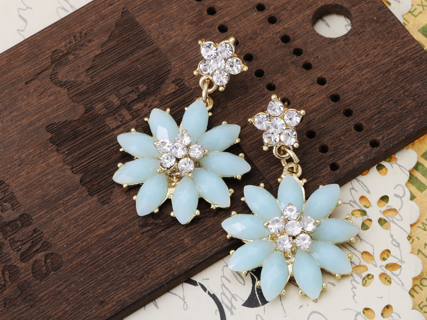 Festive Acorn D Earrings With Diamond Luminescent Bold S