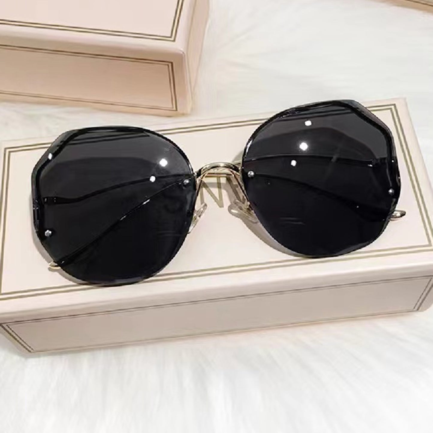 Women's Oversized Geometric Rimless Sunglasses with Gradient Lenses and Decorative Storage Case