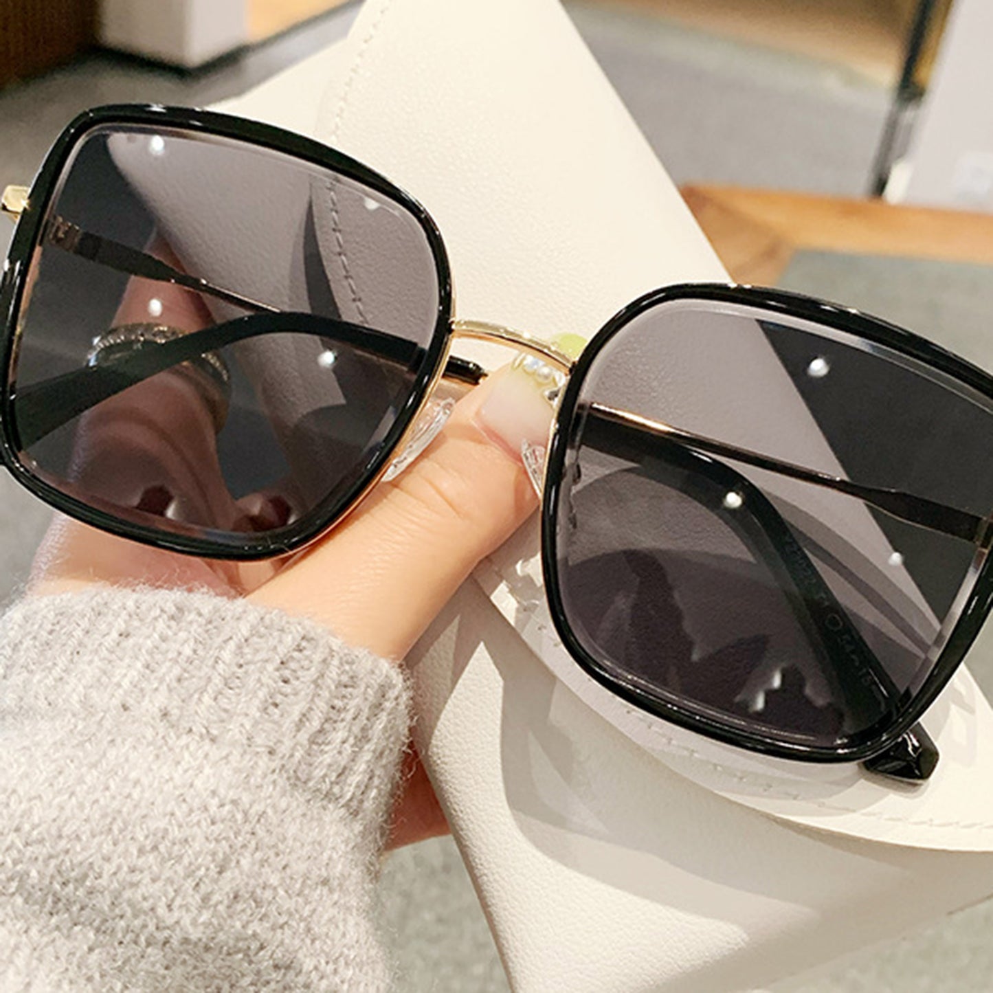 Women's Minimalist Square Frame Sunglasses with Slim Metal Arms and Flat Top Bridge Design for Everyday Wear