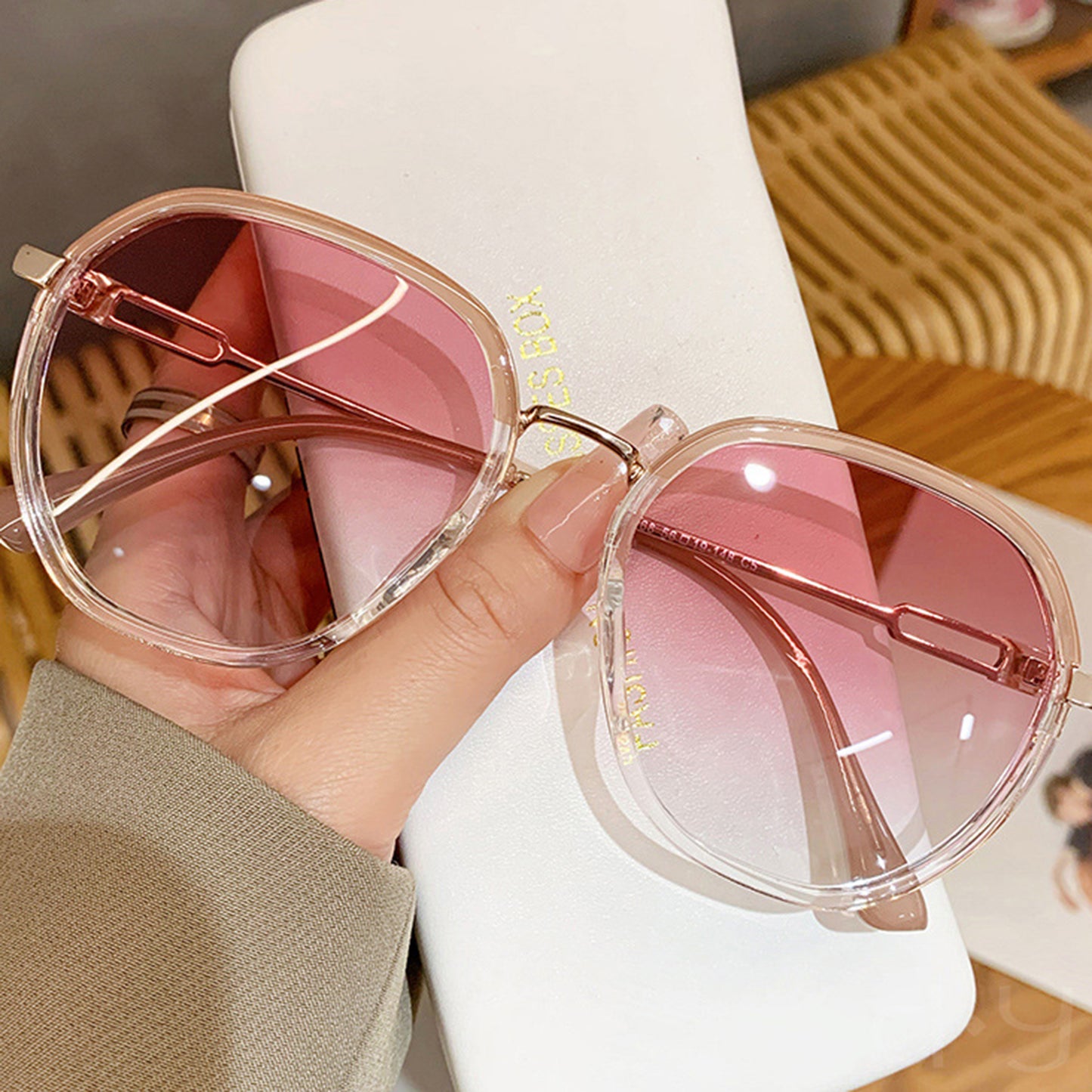 Women's Fashion Round Gradient Lens Sunglasses with Metal Arms and Transparent Frame Design for Modern Everyday Style