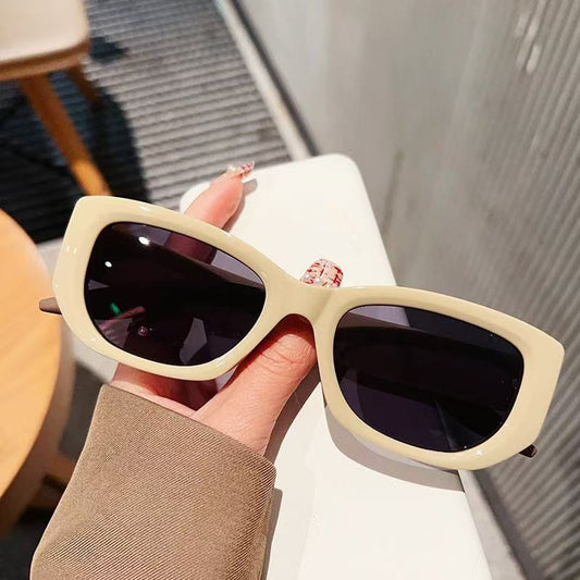 Women's Retro Thick Frame Cat Eye Sunglasses with Contrasting Arms and UV400 Protective Lenses for Bold Everyday Looks