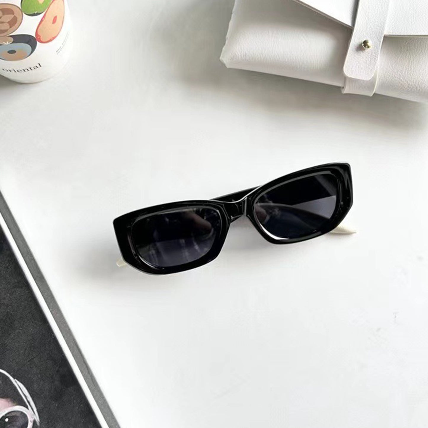 Women's Retro Thick Frame Cat Eye Sunglasses with Contrasting Arms and UV400 Protective Lenses for Bold Everyday Looks