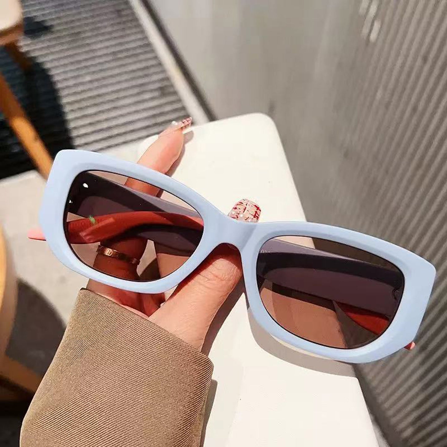 Women's Retro Thick Frame Cat Eye Sunglasses with Contrasting Arms and UV400 Protective Lenses for Bold Everyday Looks