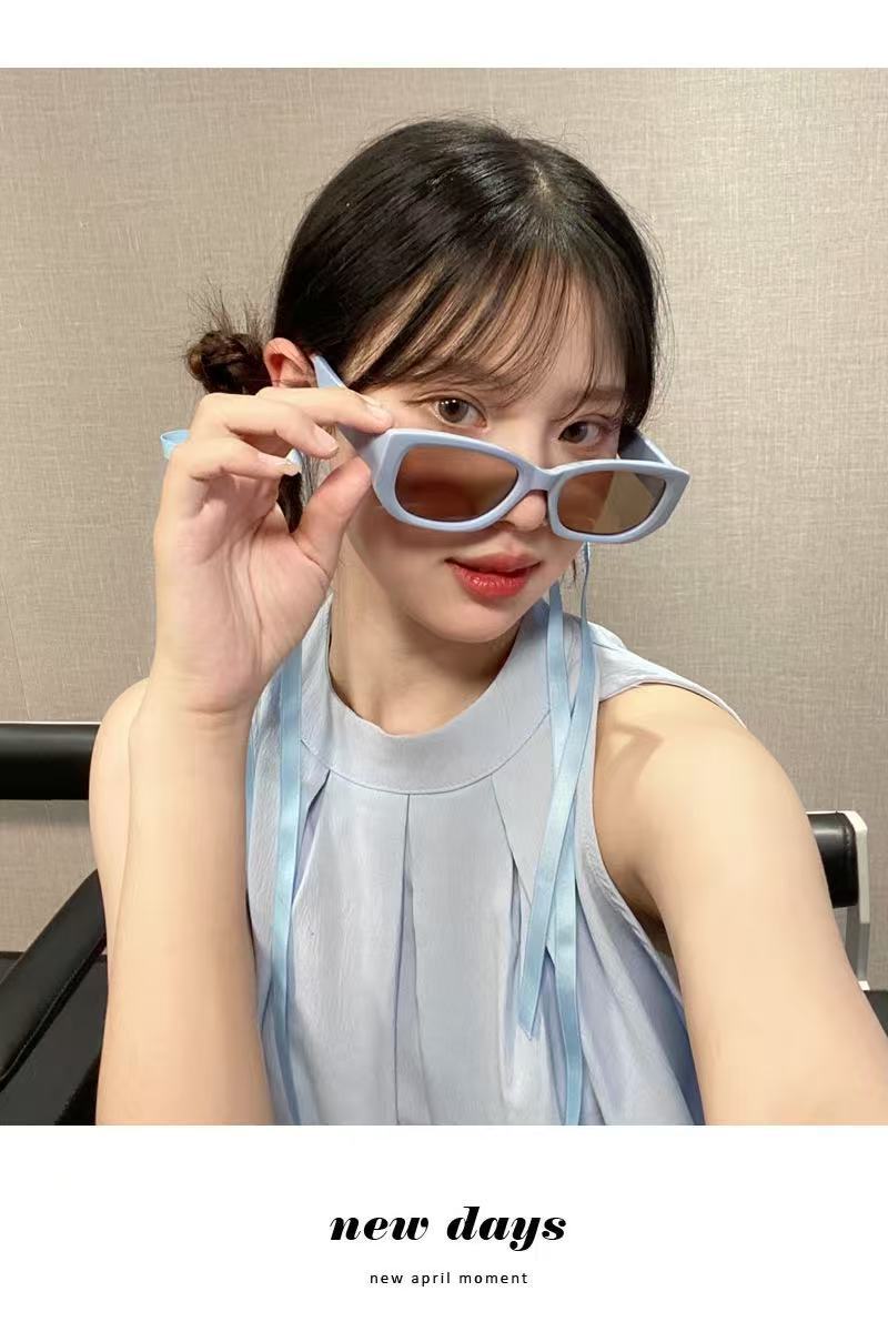 Women's Retro Thick Frame Cat Eye Sunglasses with Contrasting Arms and UV400 Protective Lenses for Bold Everyday Looks