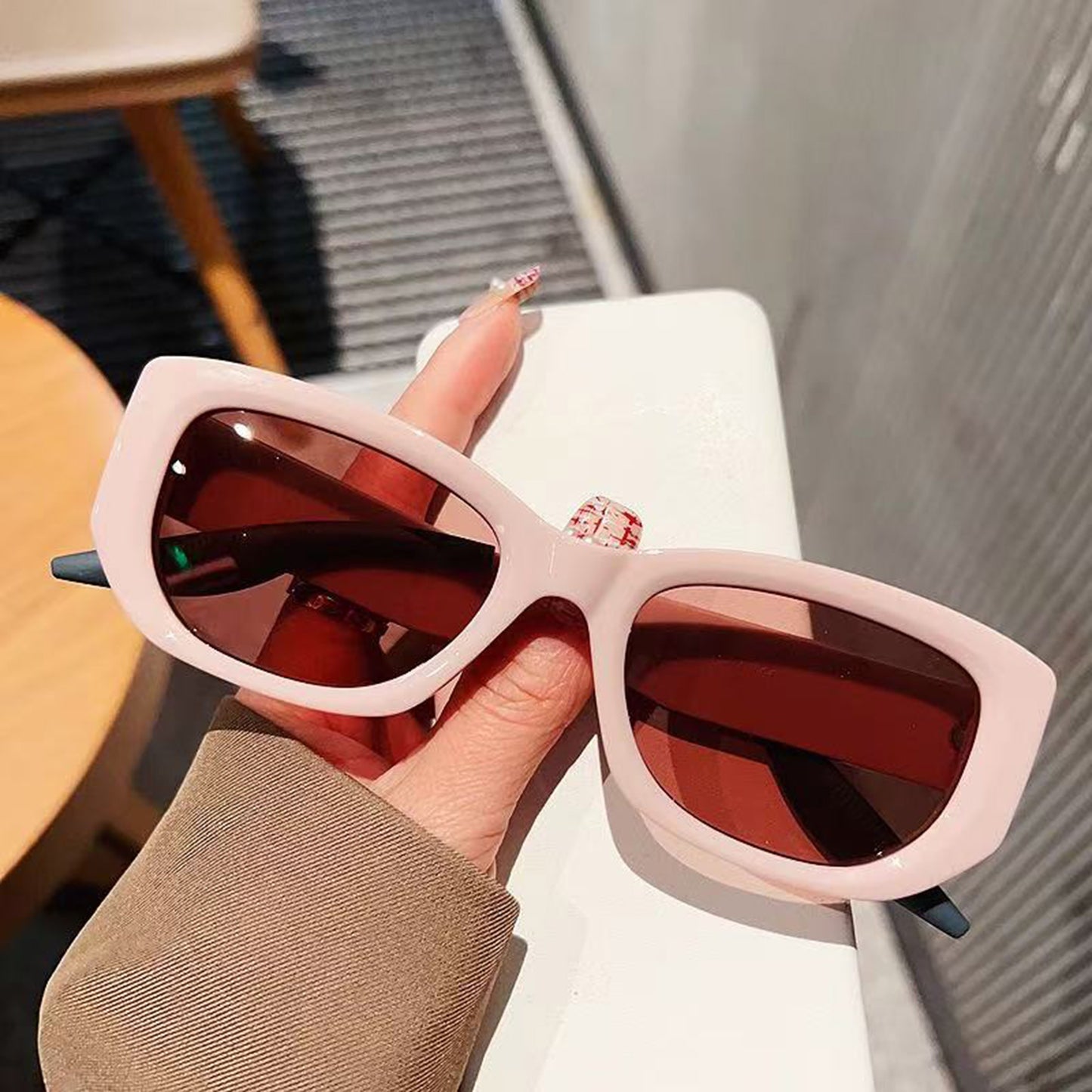 Women's Retro Thick Frame Cat Eye Sunglasses with Contrasting Arms and UV400 Protective Lenses for Bold Everyday Looks