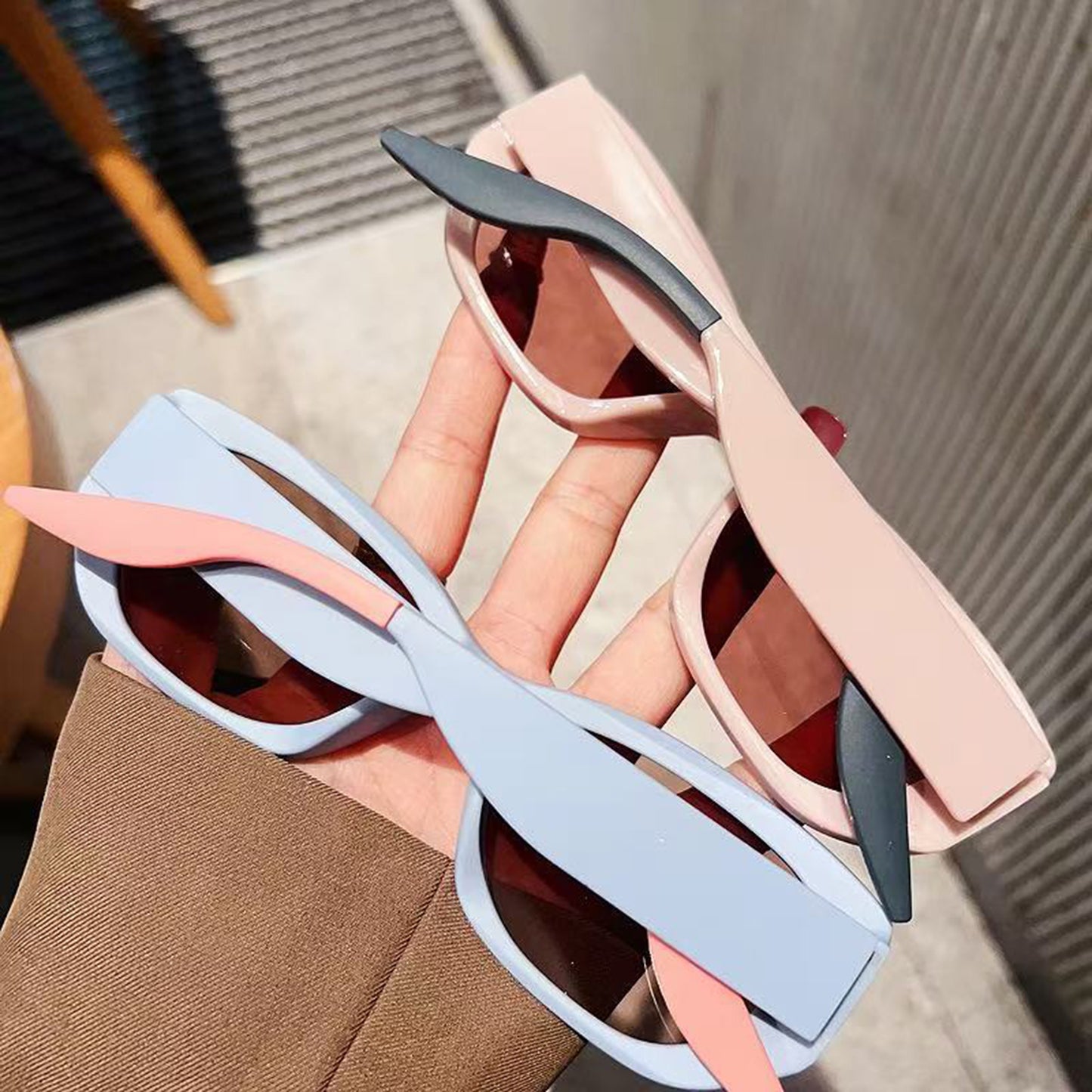 Women's Retro Thick Frame Cat Eye Sunglasses with Contrasting Arms and UV400 Protective Lenses for Bold Everyday Looks