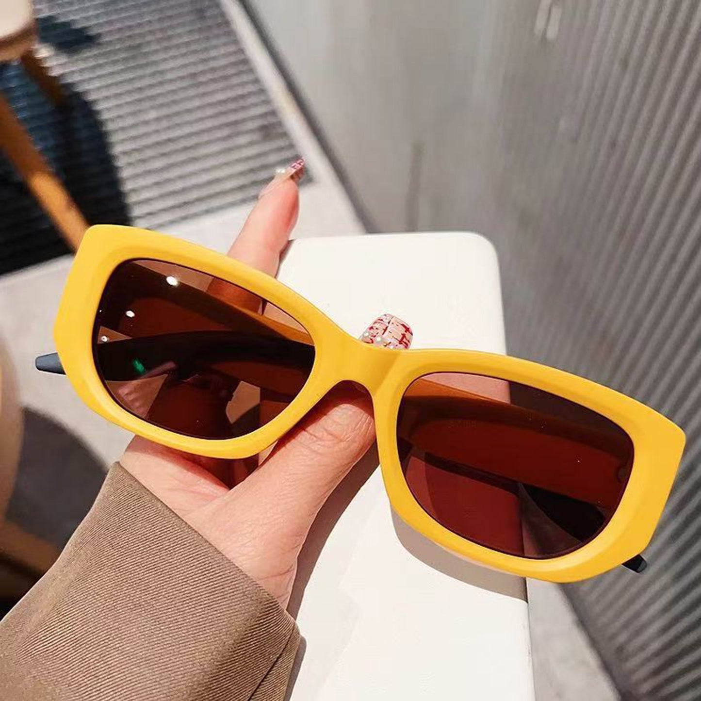 Women's Retro Thick Frame Cat Eye Sunglasses with Contrasting Arms and UV400 Protective Lenses for Bold Everyday Looks