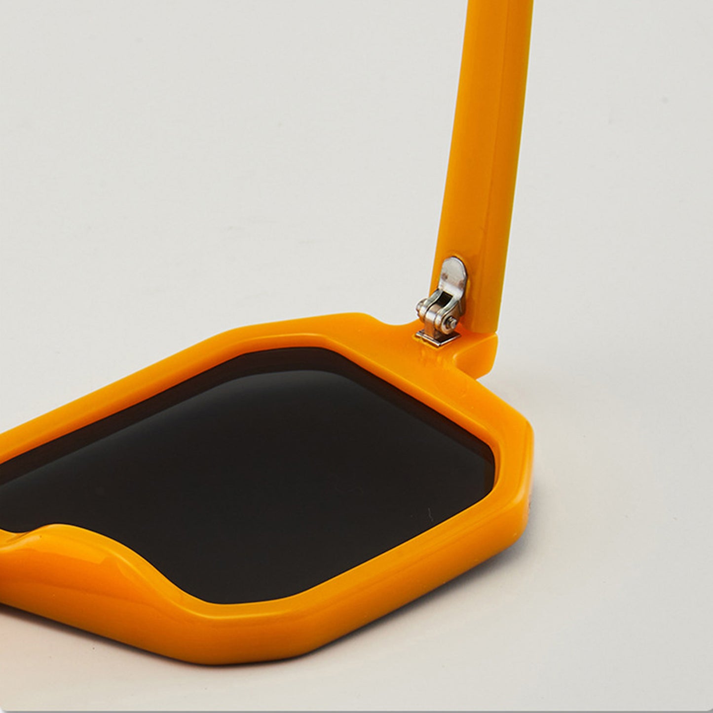 Unisex Oversized Angular Shield Sunglasses with Gradient Lenses and Bold Frame Design for Modern Street Style