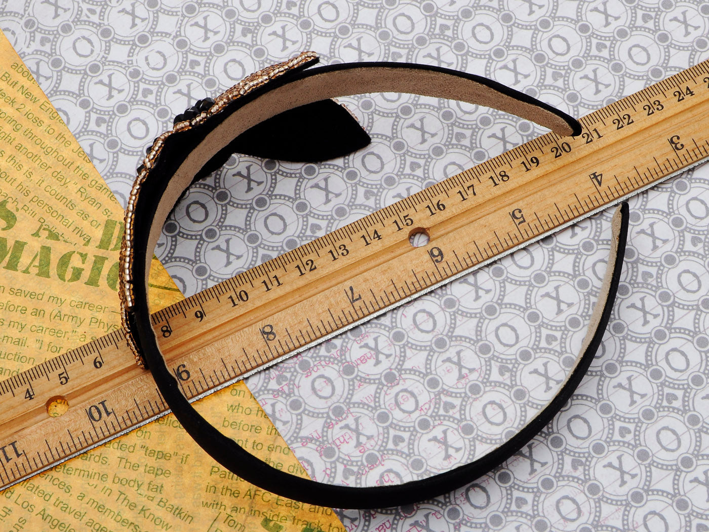 Intricate Design Single Black Bead Flower Bead Leaves Headband