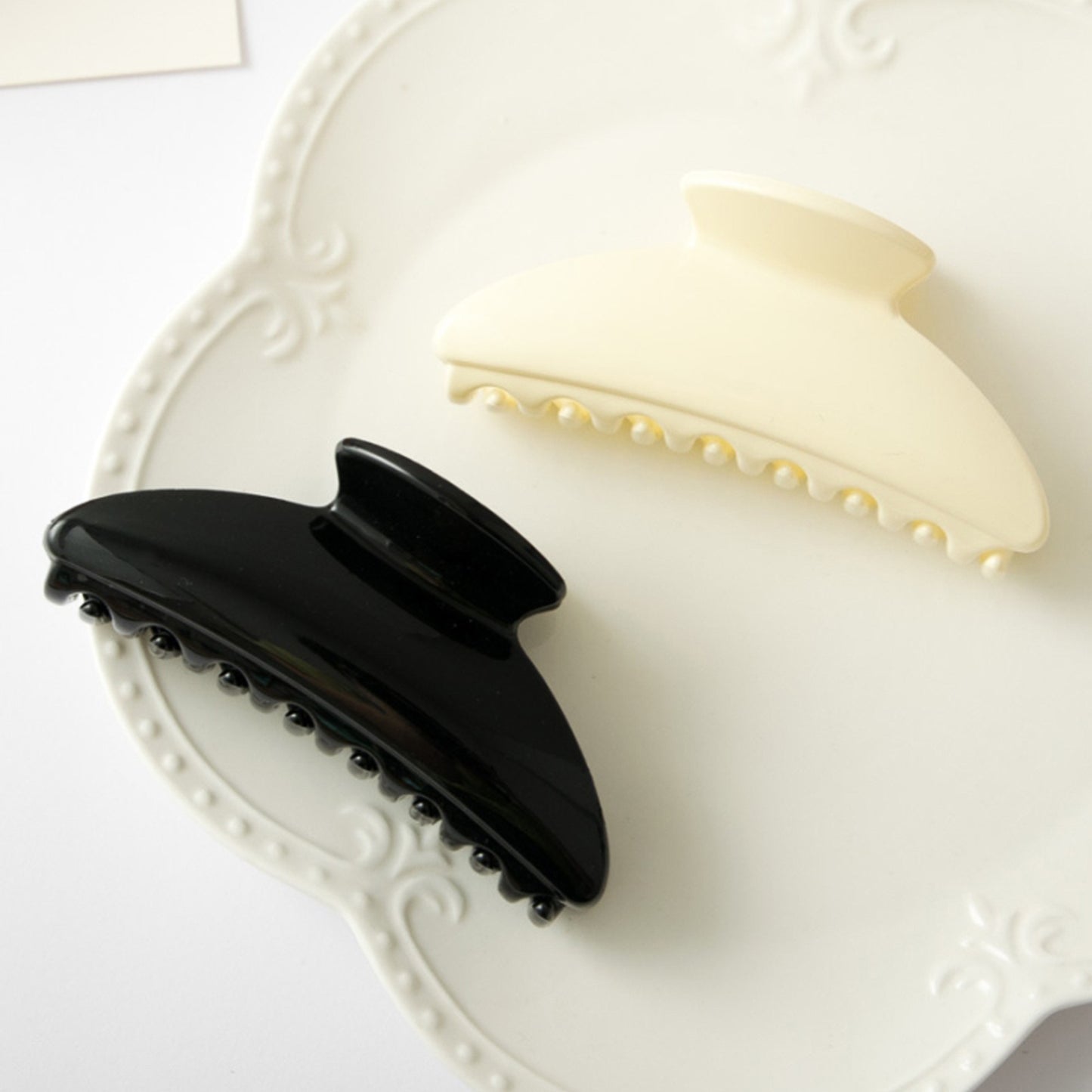 Curved Hair Claw Clip with Smooth Finish and Secure Hold