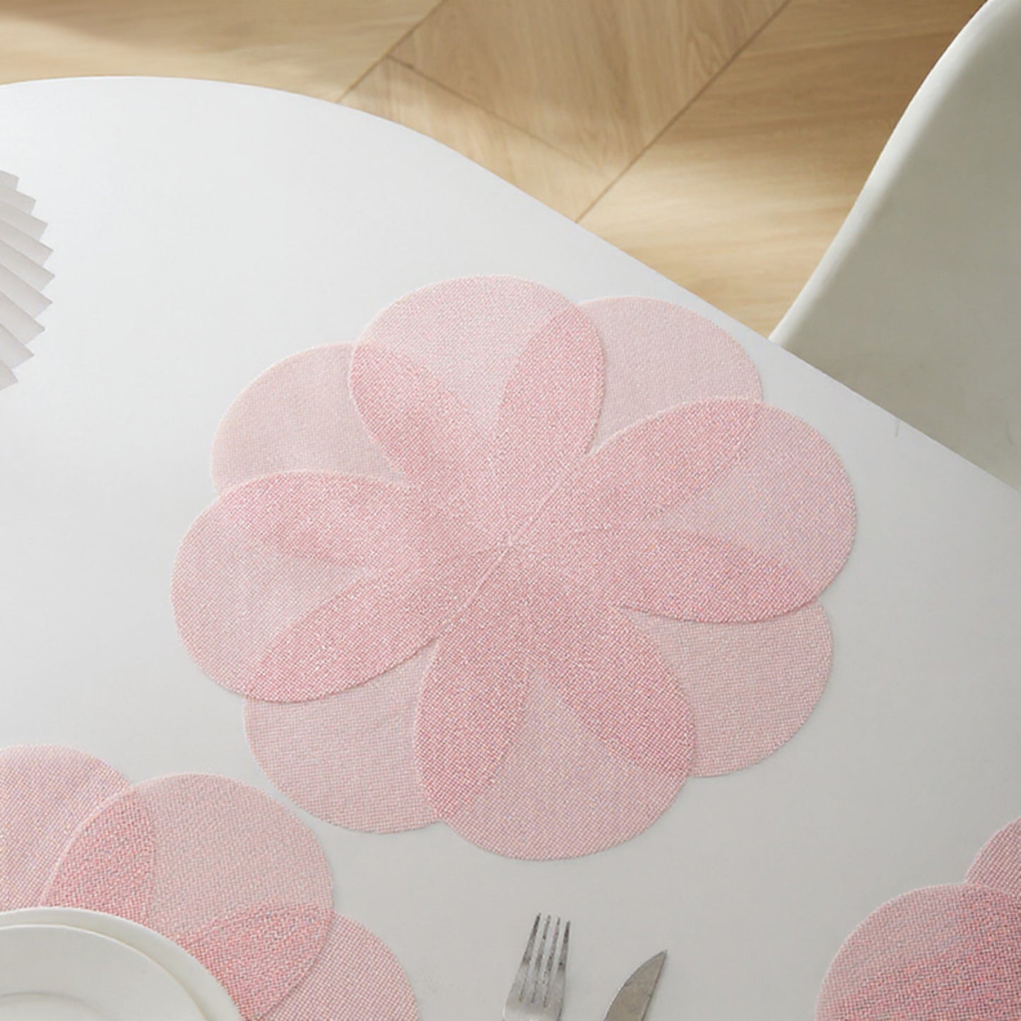 2-Piece Flower Shaped Placemat with Petal Design Cutout