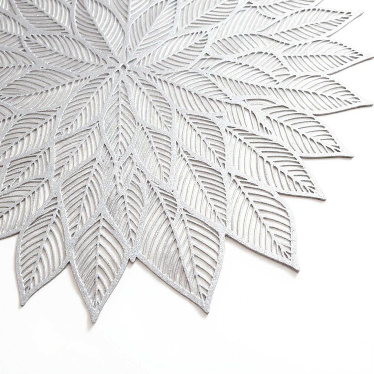 4-Piece Round Leaf Pattern Placemat with Cutout Design