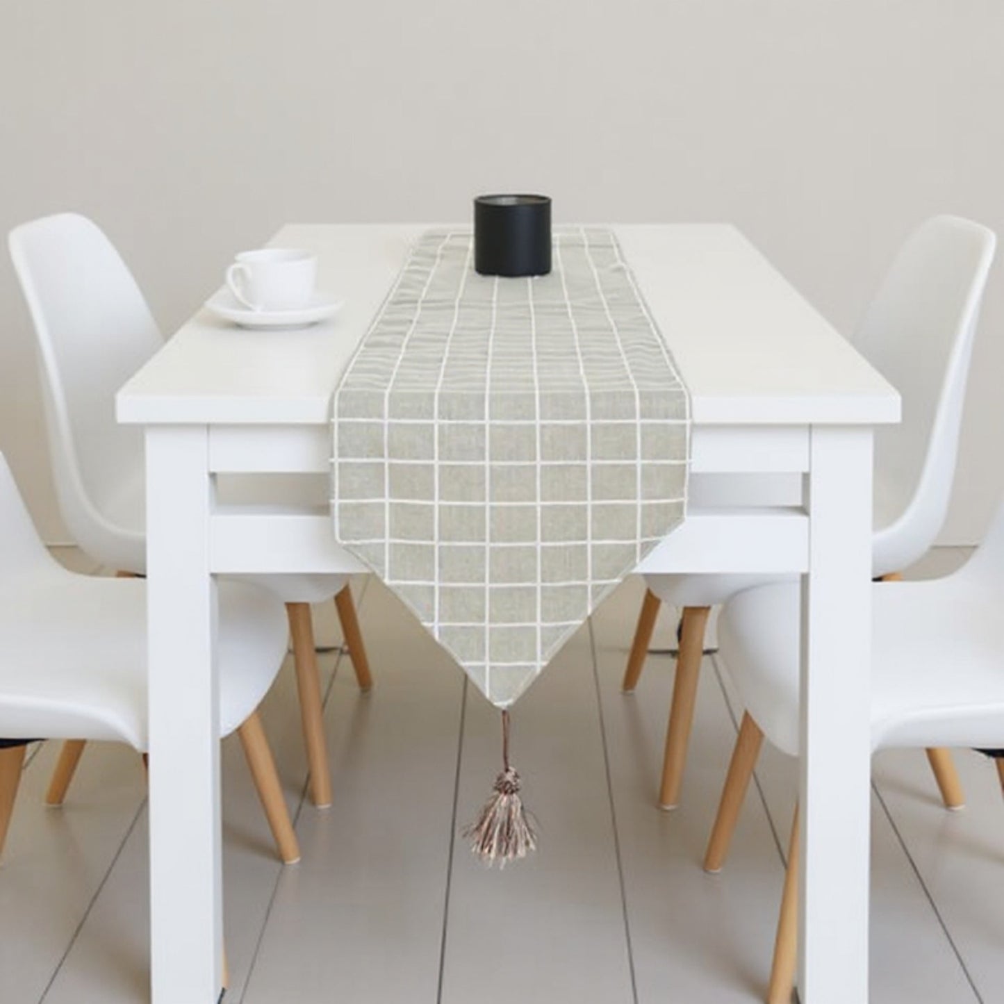 Dainty Daisy Print Tablecloth with Soft Neutral Background