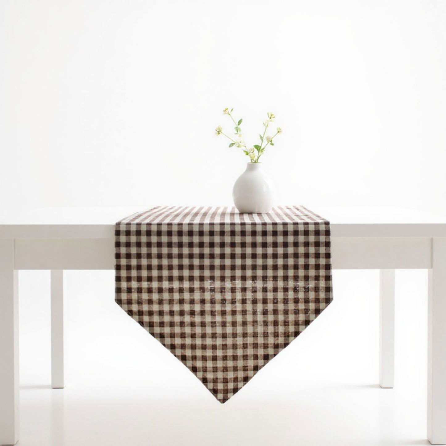 Dainty Daisy Print Tablecloth with Soft Neutral Background