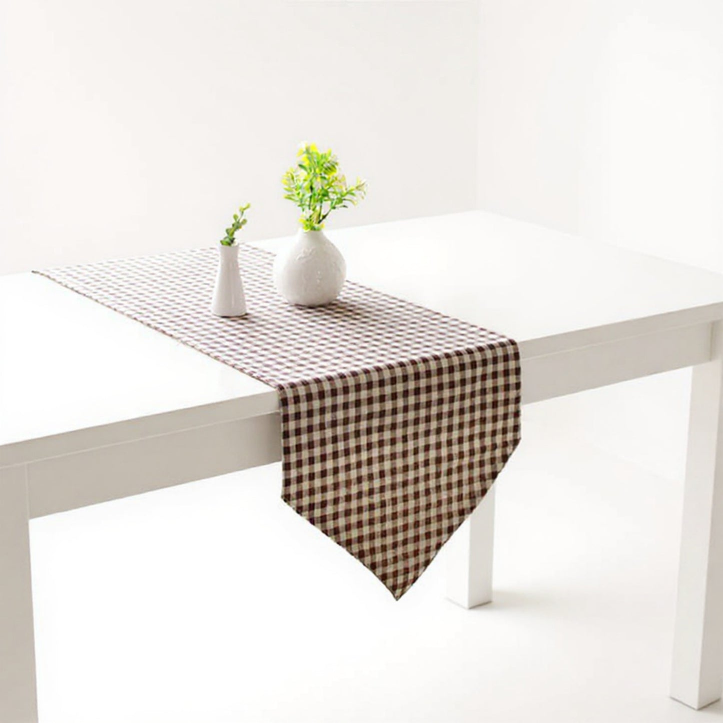 Dainty Daisy Print Tablecloth with Soft Neutral Background
