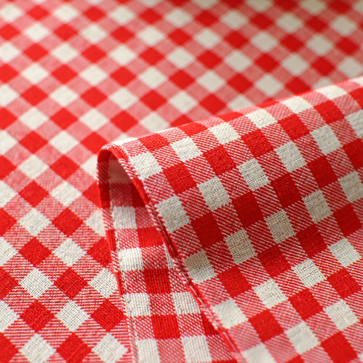 Dainty Daisy Print Tablecloth with Soft Neutral Background