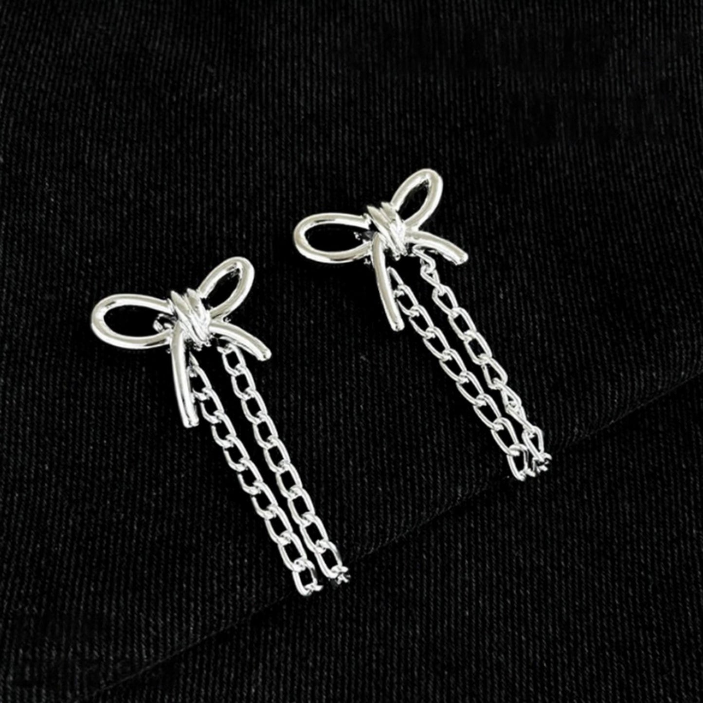 3-Piece Bow and Chain Decorative Clothing Clip Set with Sculpted Metal Ribbon Design for Stylish Detailing 1.5x1.4in
