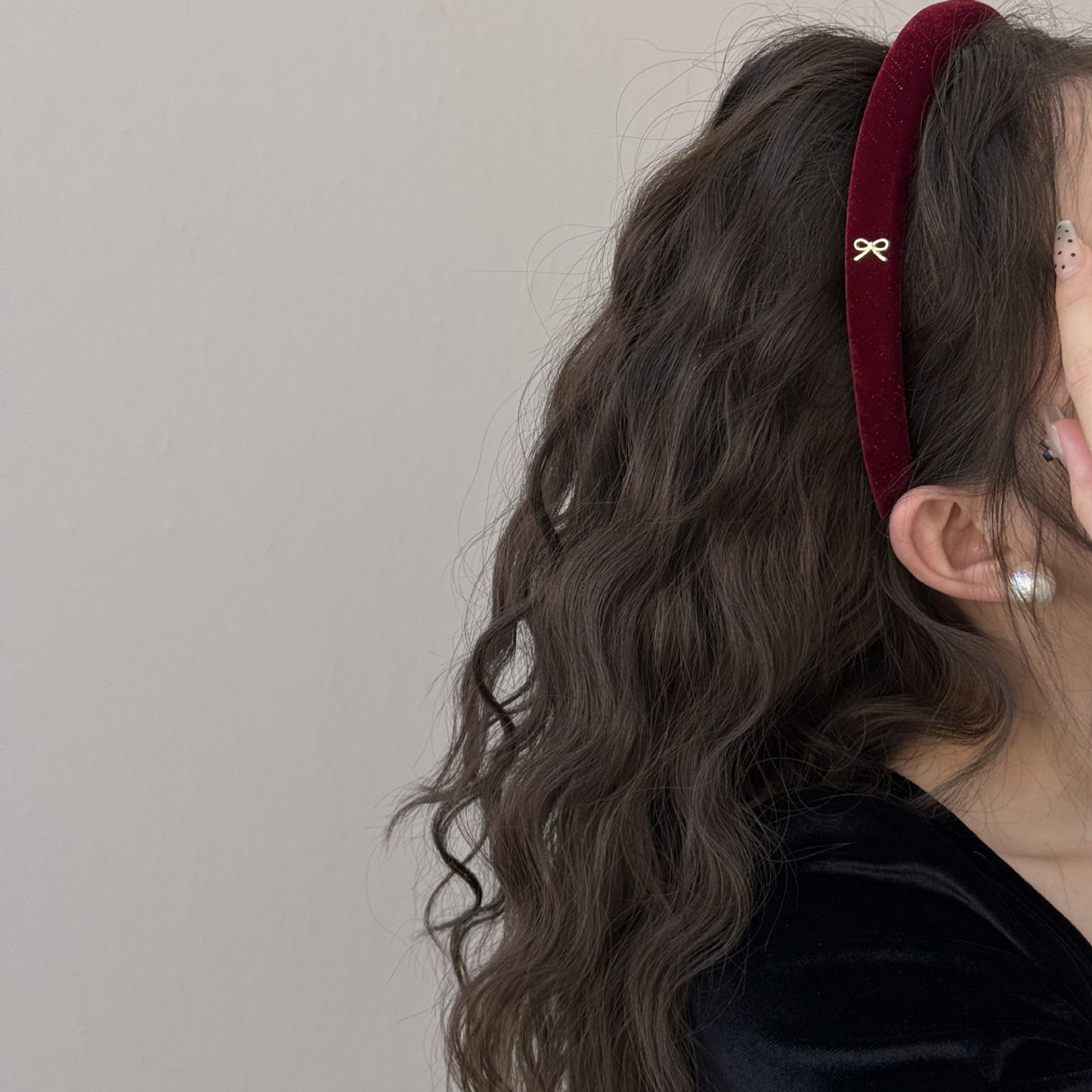 Padded Headband with Soft Velvet Texture and Delicate Bow Accent Detail