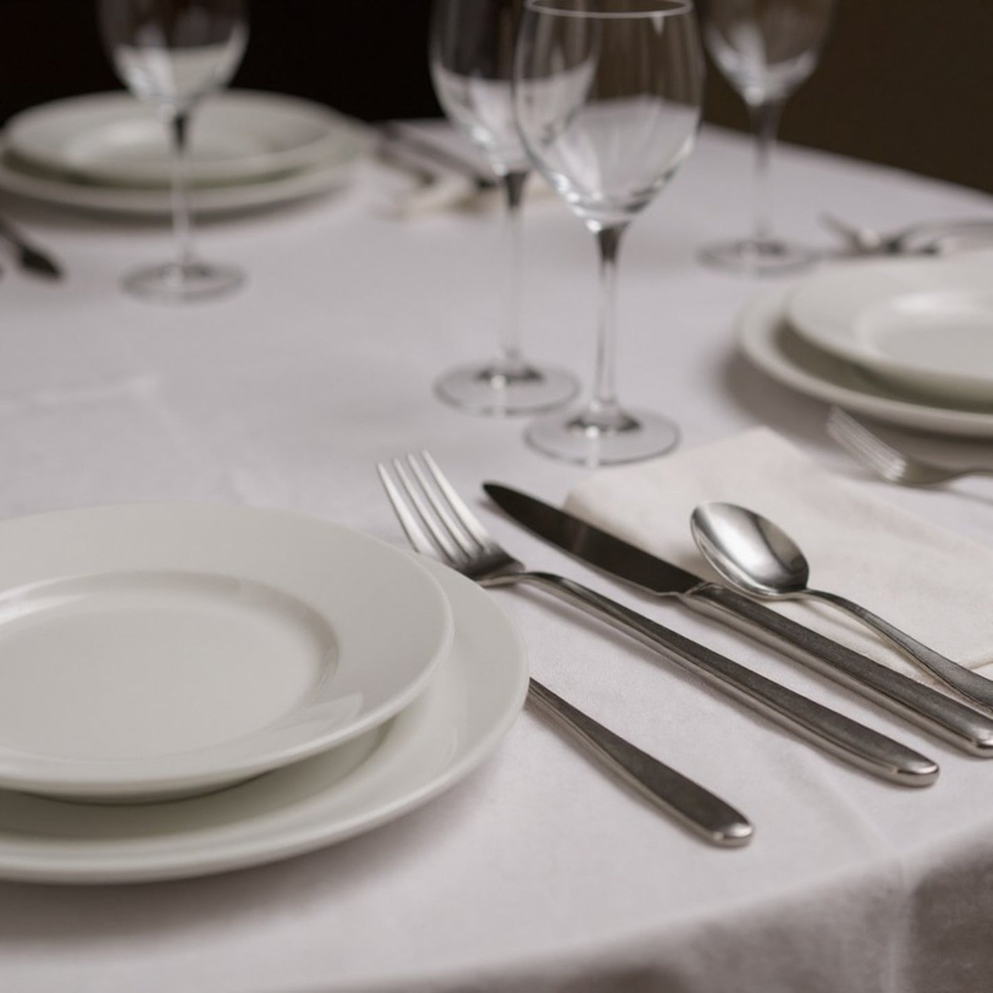 Polished Cutlery Set with Coordinated Flatware Pieces and Decorative Storage Box