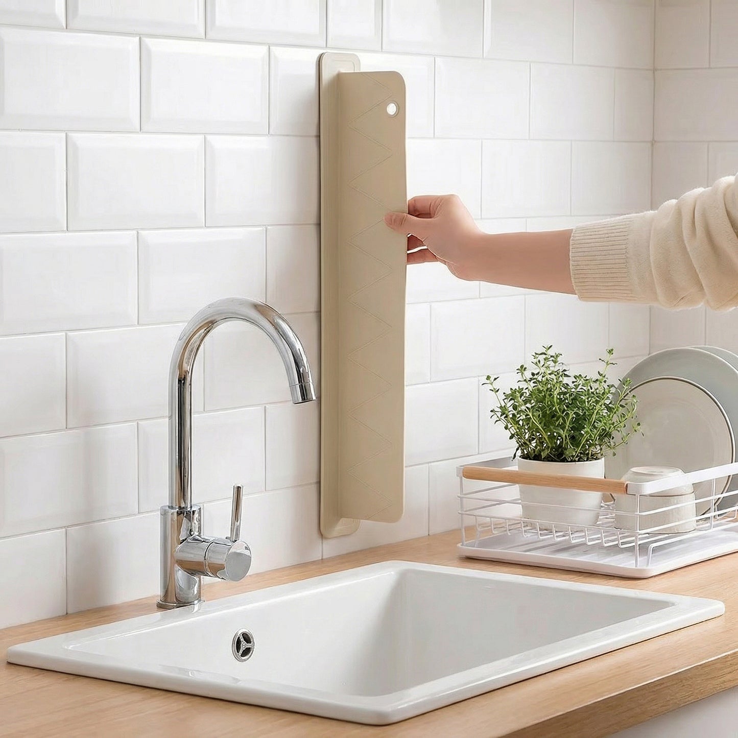 2-PC Kitchen Sink Splash Guard Silicone Water Barrier for Faucet Anti Splash Counter Protector