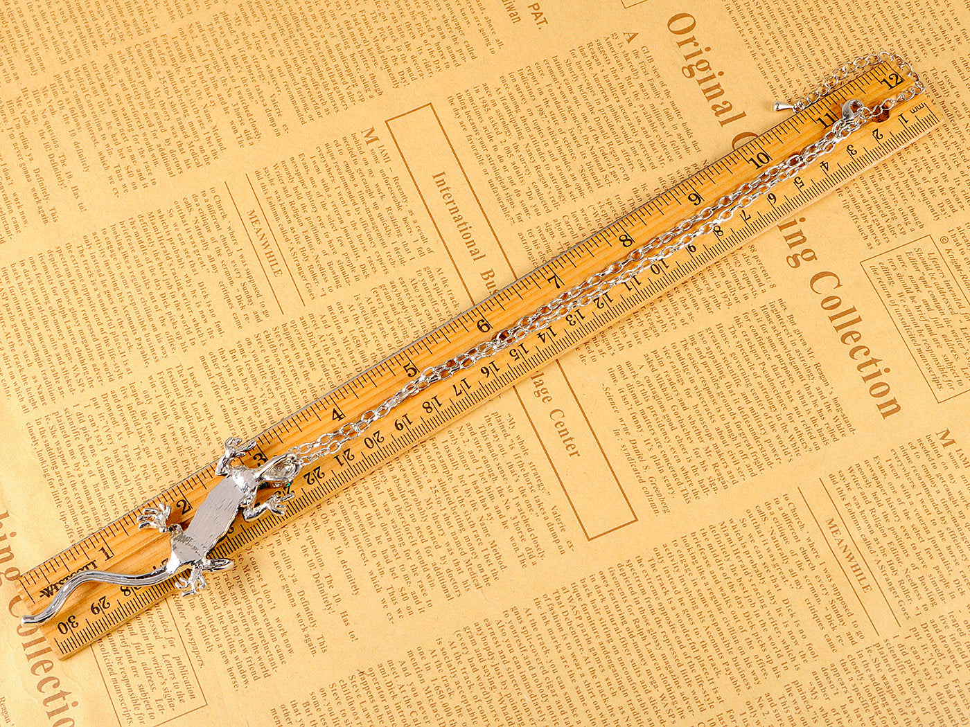 Green Resin Bead Body Water Gecko Lizard Pendant Necklace