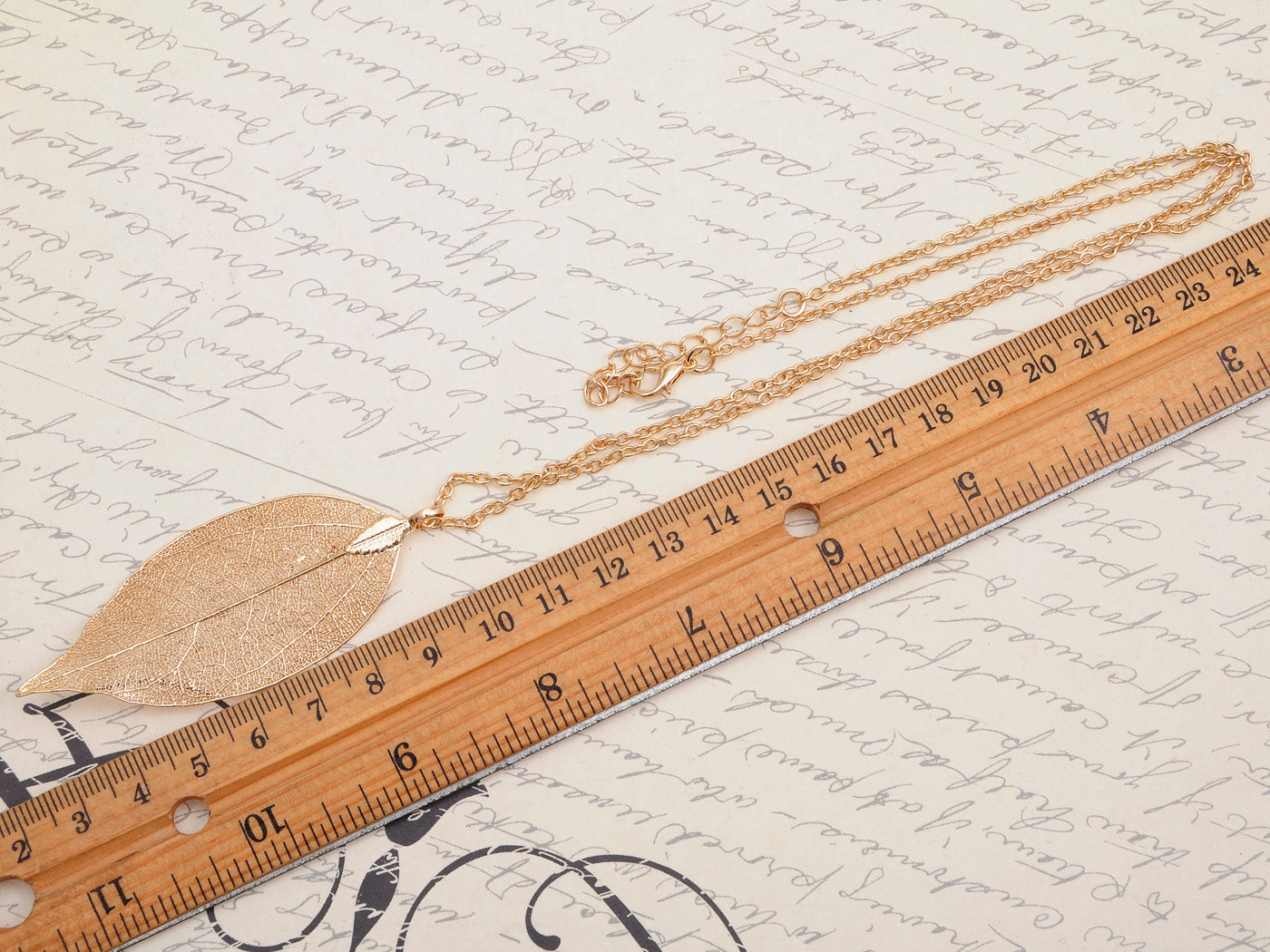 Intricate Single Leaf Design Pendant Necklace