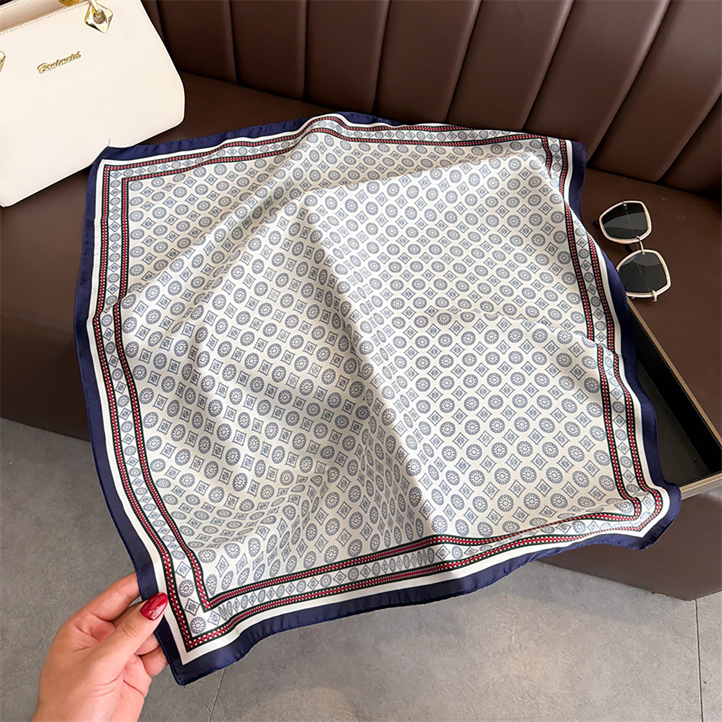 Square Scarf with Classic Geometric Print and Contrast Border 27.5¡Á27.5inches