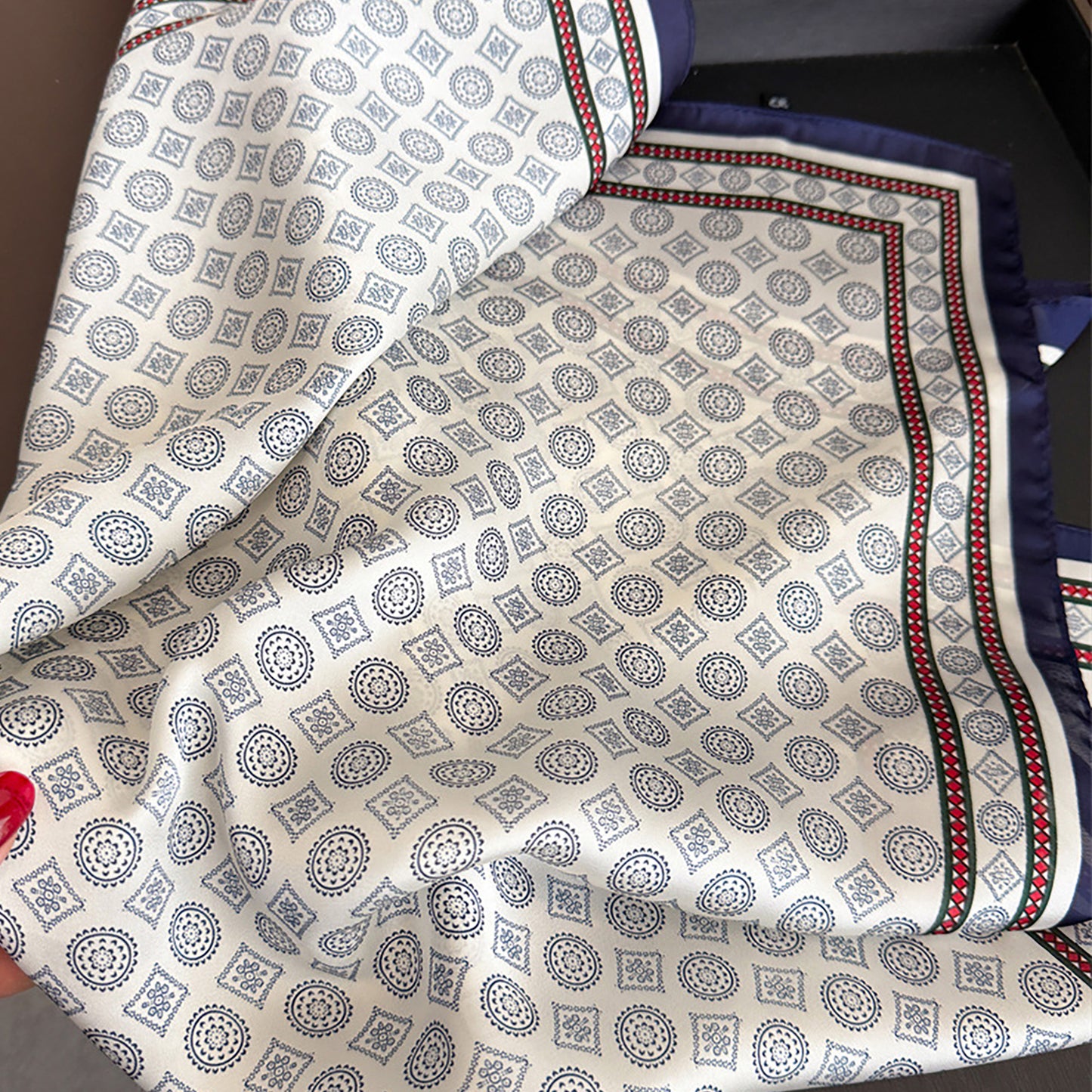 Square Scarf with Classic Geometric Print and Contrast Border 27.5¡Á27.5inches