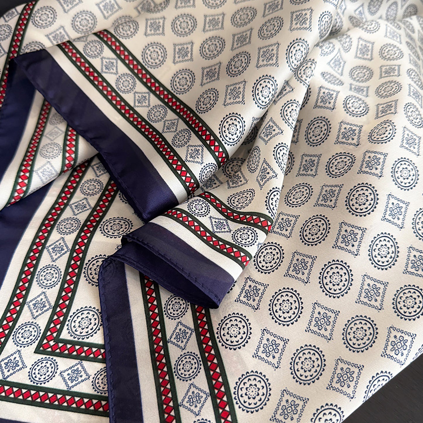 Square Scarf with Classic Geometric Print and Contrast Border 27.5¡Á27.5inches