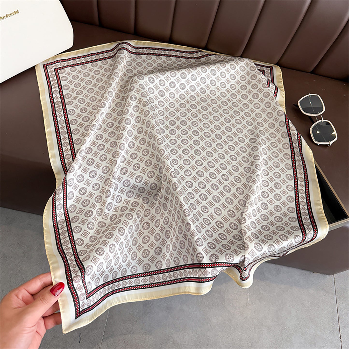 Square Scarf with Classic Geometric Print and Contrast Border 27.5¡Á27.5inches
