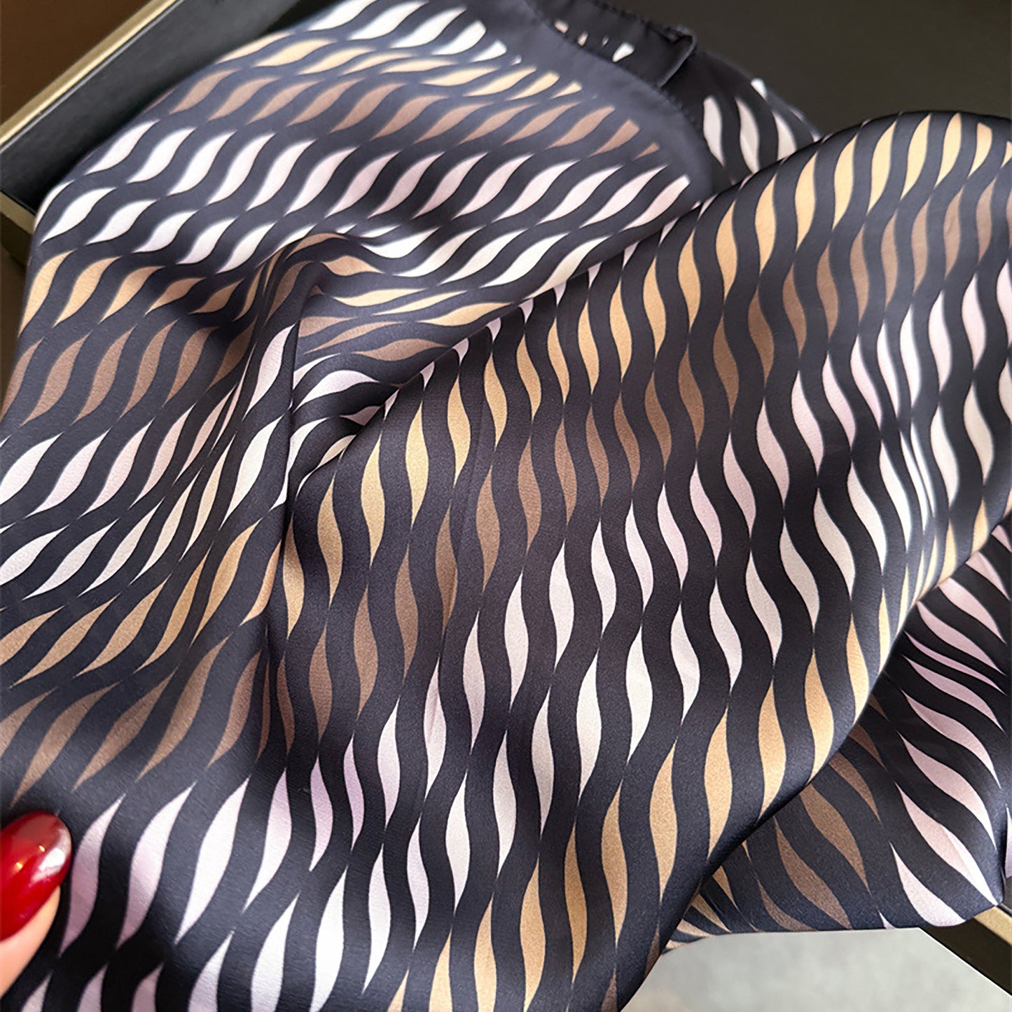 Women Satin Square Scarf with Modern Wavy Print Soft Accessory 27.5¡Á27.5inches