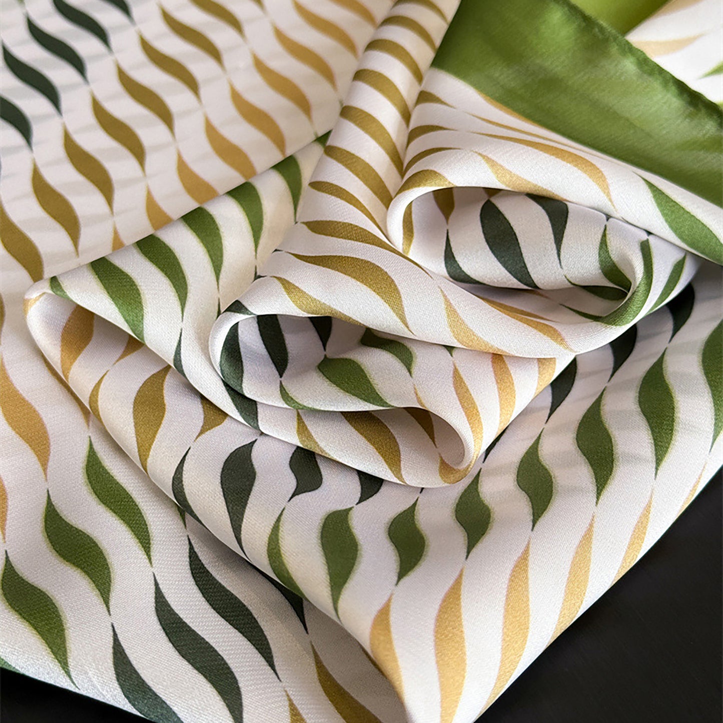 Women Satin Square Scarf with Modern Wavy Print Soft Accessory 27.5¡Á27.5inches
