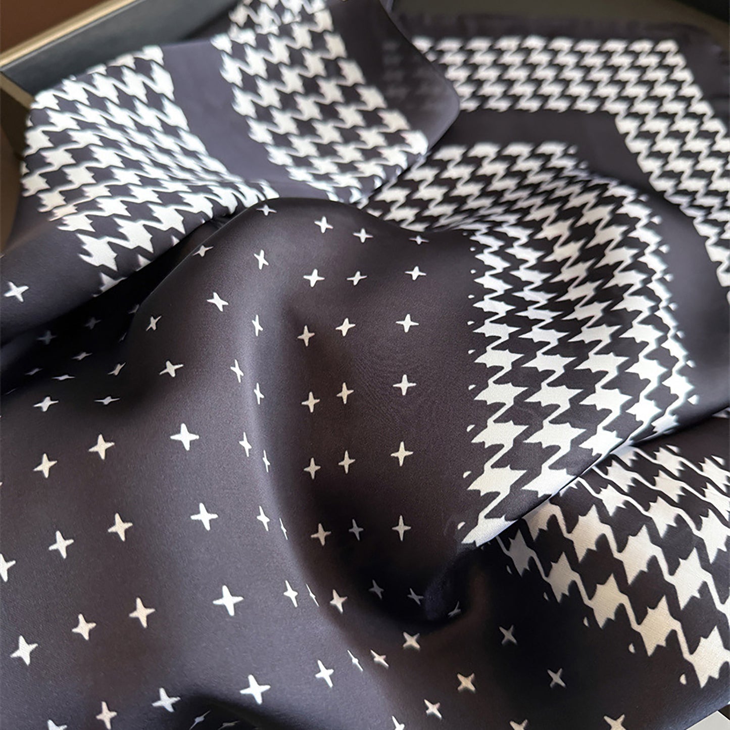 Women Satin Square Scarf with Houndstooth Print Fashion Accessory 27.5¡Á27.5inches
