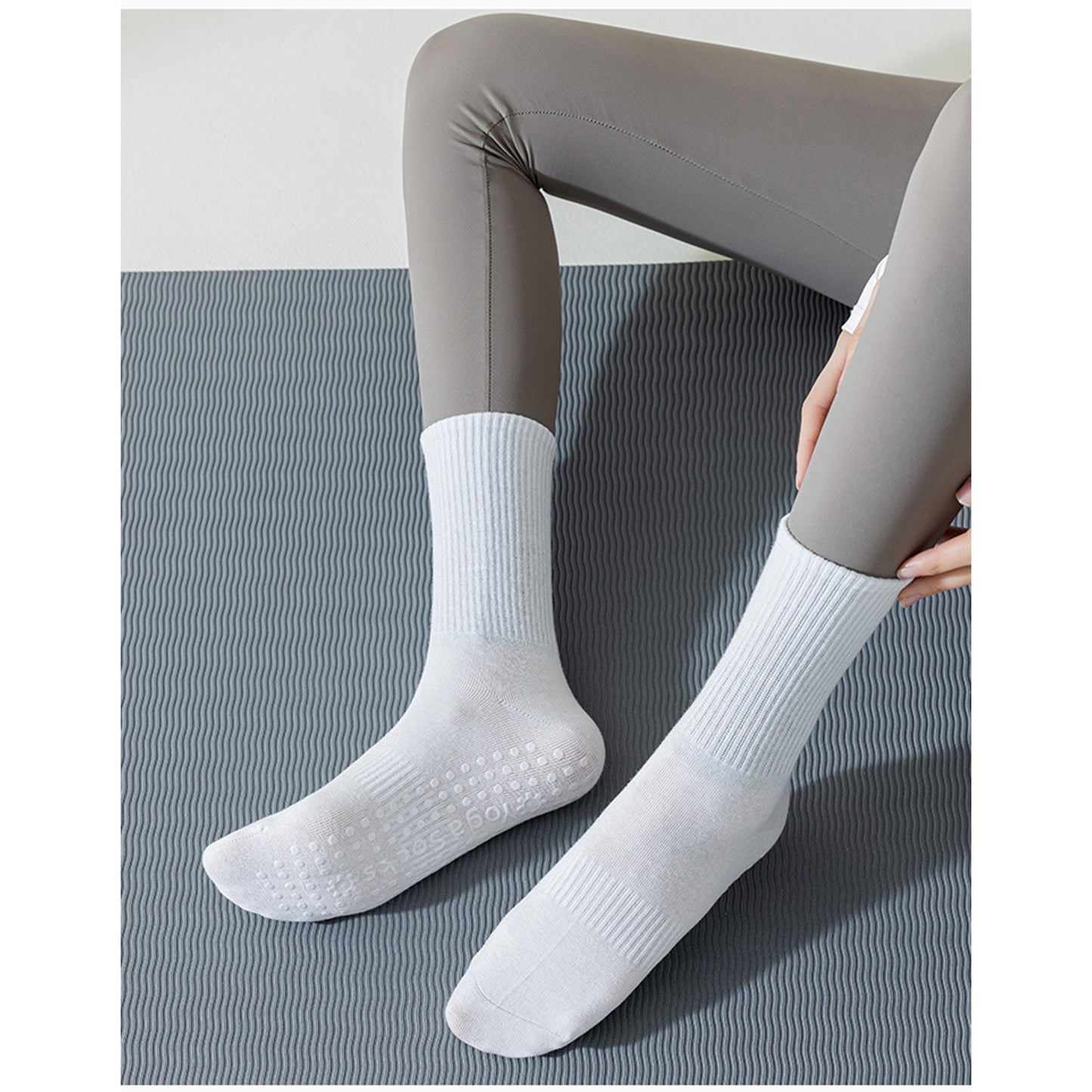 2 Pairs Women's Yoga Non-Slip Crew Socks with Gripped Soles for Pilates and Home Workouts