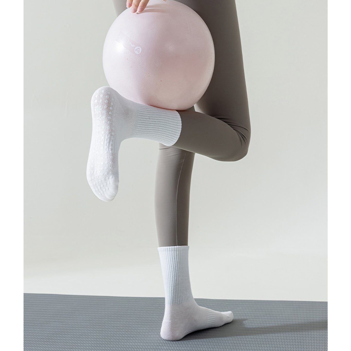 2 Pairs Women's Yoga Non-Slip Crew Socks with Gripped Soles for Pilates and Home Workouts