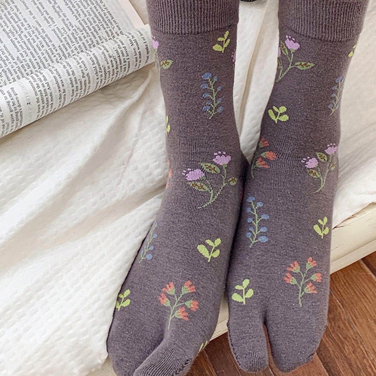 3 Pairs Floral Patterned Split-Toe Socks Soft Cotton Stretch Knit Crew Style