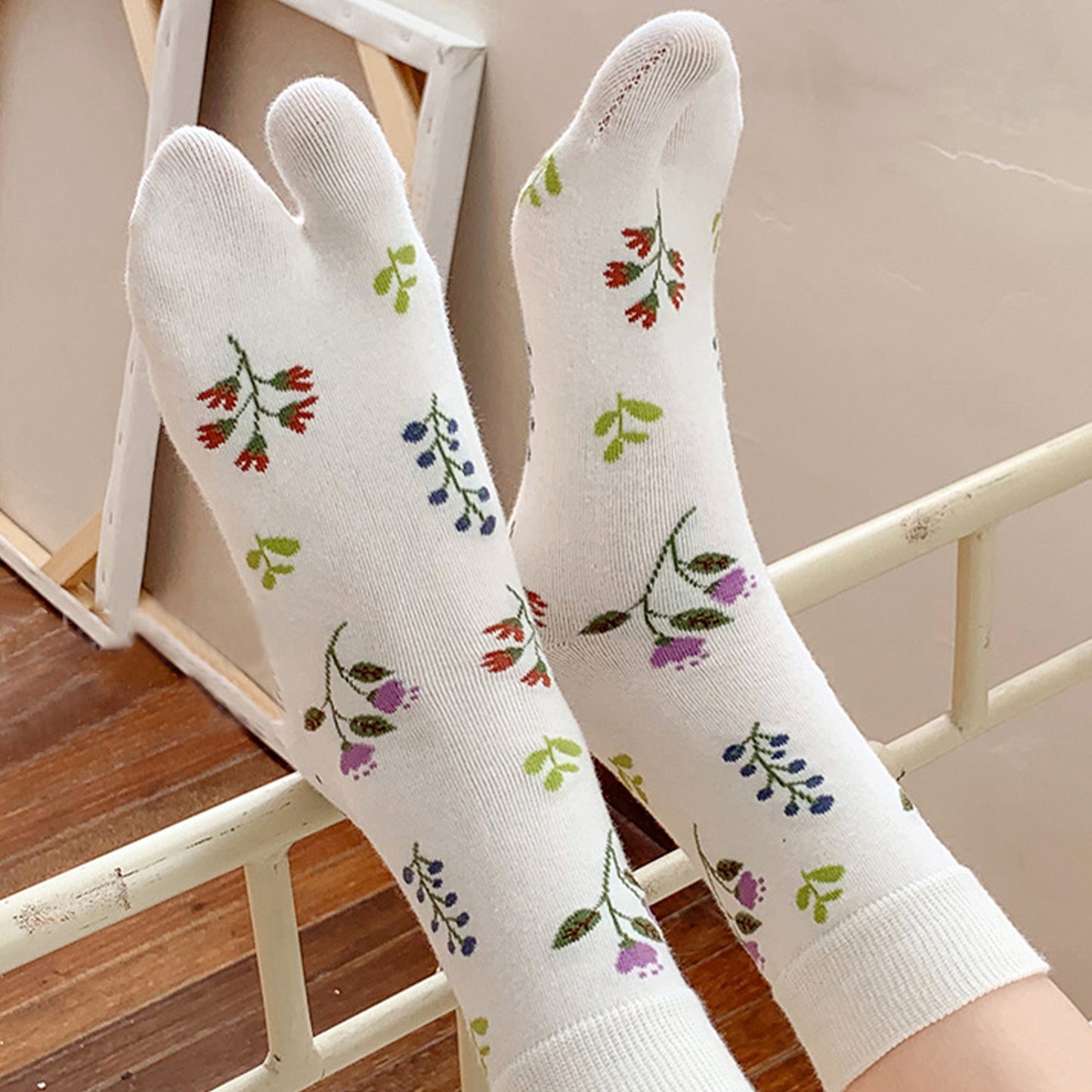 3 Pairs Floral Patterned Split-Toe Socks Soft Cotton Stretch Knit Crew Style