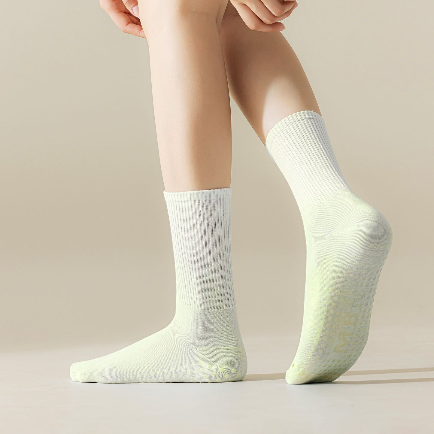 Gradient Color Athletic Crew Socks Non Slip Silicone Cushioned Sole for Yoga Jogging 2 Pairs